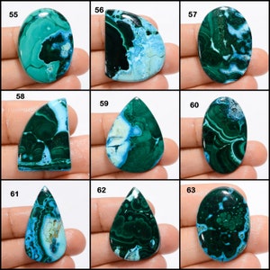 Op de afbeelding: Negen verschillende groene en blauwe edelsteen-cabochons, elk met een uniek patroon en vorm. De cabochons zijn gerangschikt in een raster van drie rijen en drie kolommen. De cabochons zijn allemaal ongeveer 2,5 cm in diameter.