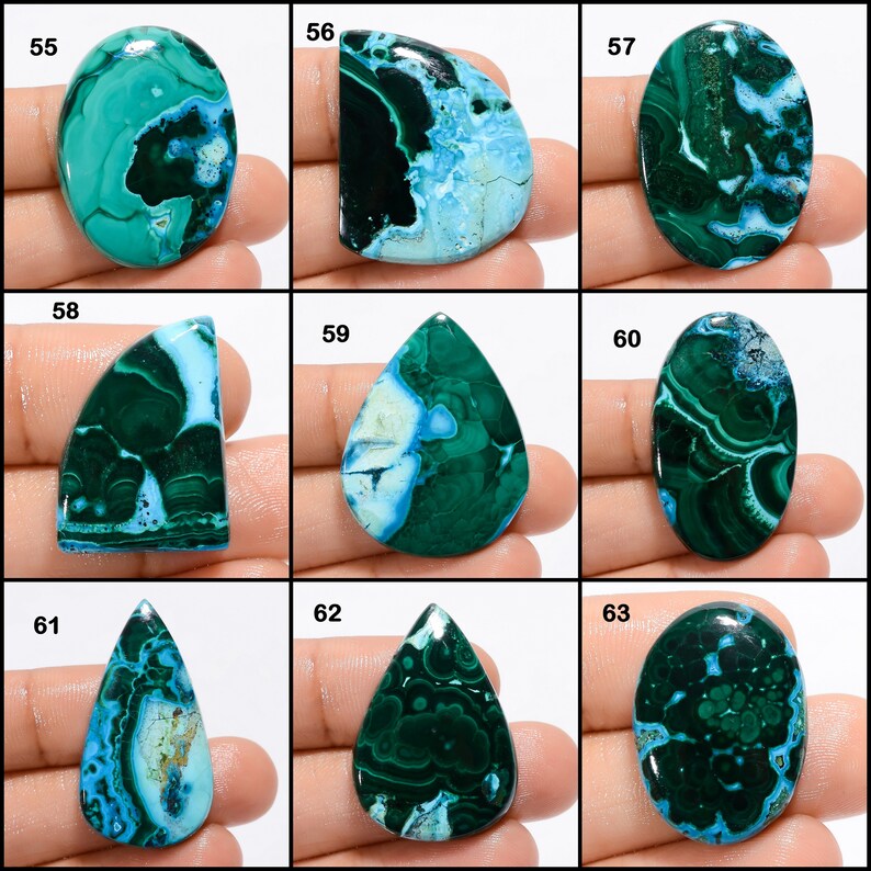 Op de afbeelding: Negen verschillende groene en blauwe edelsteen-cabochons, elk met een uniek patroon en vorm. De cabochons zijn gerangschikt in een raster van drie rijen en drie kolommen. De cabochons zijn allemaal ongeveer 2,5 cm in diameter.