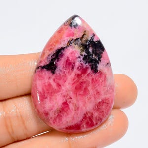 Pietra preziosa sciolta a forma di pera di rodonite naturale, cabochon, per la creazione di gioielli, 94 carati, 44 x 31 x 6 mm (rodonite come da immagine).