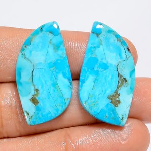 Coppia di pietre preziose cabochon naturali di turchese Kingman a forma di fantasia per realizzare orecchini, 26 carati, 32 x 16 x 4 mm (coppia come da foto)