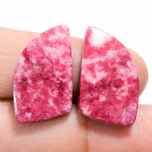 Par de pedras preciosas soltas de cabochão de forma extravagante de thulita rosa natural para fazer brincos Peso 26 Ct. Tamanho 23X12X3 mm