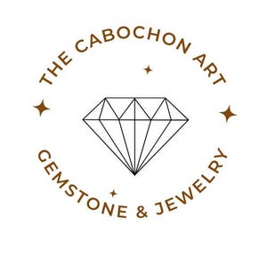 K&ouml;nnte beinhalten: Ein Logo f&uuml;r "The Cabochon Art Gemstone & Jewelry" zeigt eine Diamantenillustration in der Mitte, umgeben von Text in kreisf&ouml;rmiger Anordnung. Text und Diamant sind schwarz und braun auf wei&szlig;em Hintergrund.