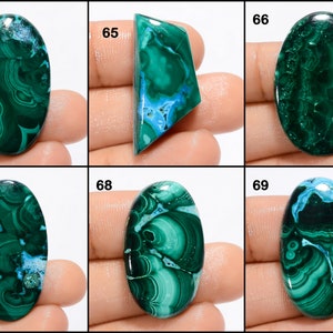 Op de afbeelding: Zes ovale groene en blauwe edelsteen cabochons met ingewikkelde patronen. De cabochons zijn gerangschikt in twee rijen van drie, met de nummers 64, 65, 66, 67, 68 en 69 boven elke steen.