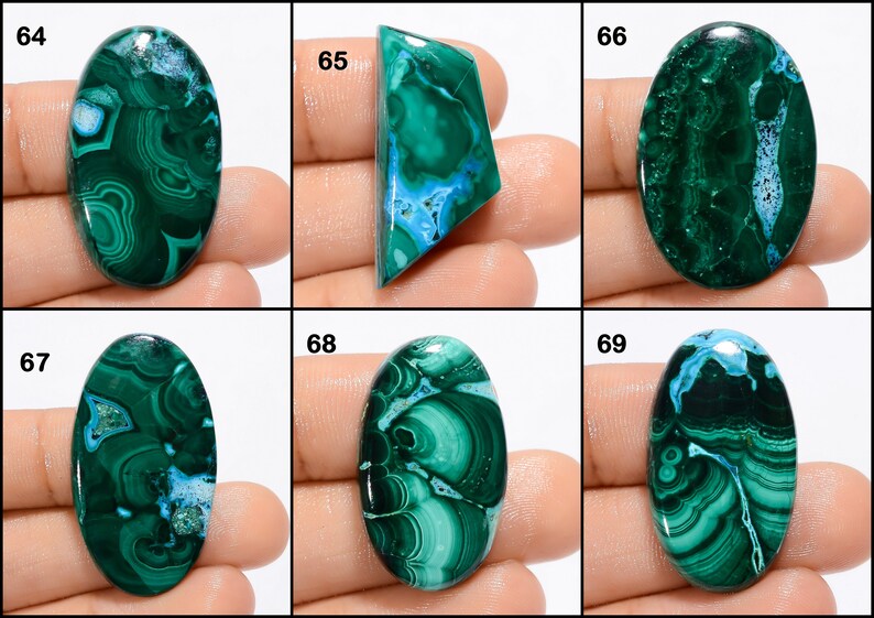 Op de afbeelding: Zes ovale groene en blauwe edelsteen cabochons met ingewikkelde patronen. De cabochons zijn gerangschikt in twee rijen van drie, met de nummers 64, 65, 66, 67, 68 en 69 boven elke steen.