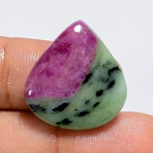 Rubis dans un cabochon de zoisite / Rubis non serti / Rubis avec minéral de zoisite / Rubis de cristal de zoisite / Dimensions 21 x 20 x 4 mm Poids 28 carats