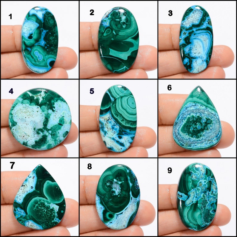 Op de afbeelding: Negen verschillende groene en blauwe chrysocolla cabochons, elk met een uniek patroon en vorm. De cabochons zijn ovaal, rond en druppelvormig.