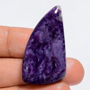 Charoite natural em formato extravagante cabochão pedra preciosa solta para fazer joias peso 51 quilates tamanho 38X20X7 mm (pedra como na imagem)