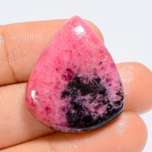 Pietra preziosa sciolta a forma di pera di rodonite naturale, cabochon, per la creazione di gioielli, 48 carati, 28 x 24 x 6 mm (rodonite come da immagine).