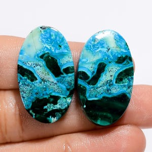 Paire de pierres précieuses naturelles de chrysocolle et malachite forme ovale Paire de chrysocolles malachite vertes Sone 29 x 17 x 4 mm taille 53 carats (paire comme image