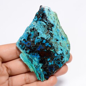 Tranche de cristal de chrysocolle naturelle brute de forme fantaisie plaque de chrysocolle brute tranche de paume des deux côtés plaque brute polie 82X55X4 mm
