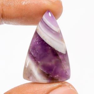 Ametista Chevron naturale a forma di triangolo cabochon, pietra preziosa sfusa per la creazione di gioielli, 24 carati, 28 x 19 x 6 mm (come da foto).