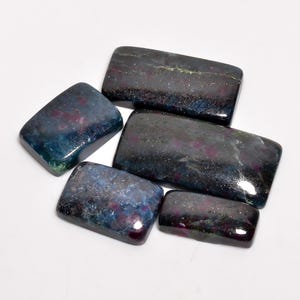 Puede incluir: Un juego de tres tazas de cerámica con un acabado mate moteado. Las tazas son de color crema, gris claro y gris oscuro. Cada taza tiene un diseño simple y minimalista.