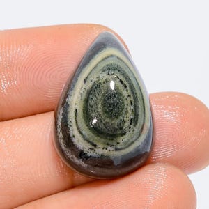 Opale naturale verde a forma di pera cabochon pietra preziosa sciolta per la creazione di gioielli 27 carati. 23X15X10 mm (pietra come da foto)