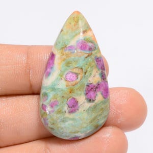 Rubino naturale fucsite a forma di pera cabochon pietra preziosa sciolta per la creazione di gioielli 49 carati. 38X20X7 mm (pietra come da foto)