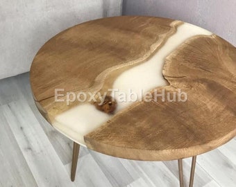 Mesa de centro redonda de madera con borde natural, hecha a mano con resina epoxi y diseño de río.