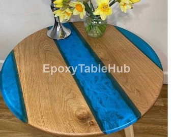 Mesa redonda de resina epoxi hecha a mano: mesa auxiliar de madera con borde natural.