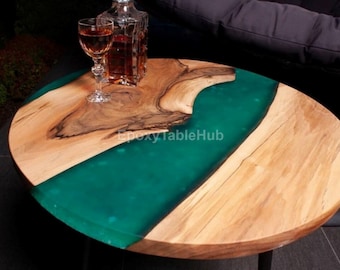 Mesa de centro redonda de madera con borde natural, hecha a mano con resina epoxi y diseño de río.