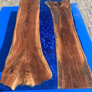 Dessus de table artisanal en résine époxy River : dalle de bois Live Edge