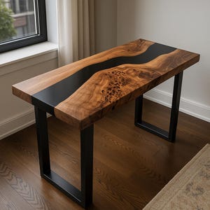 Puede incluir: Una mesa rectangular de madera con un diseño de río de epoxi negro. La mesa tiene un acabado de vetas de madera natural con un centro de epoxi negro oscuro y patas de metal negro. La mesa mide aproximadamente 152 cm de largo.