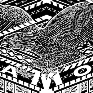 Könnte beinhalten: Schwarz-weiße Grafik eines Adlers mit ausgebreiteten Flügeln vor einem geometrischen Muster. Das Wort "SAMOA" ist deutlich zu sehen. Der Adler ist detailliert mit Federn und Krallen dargestellt.