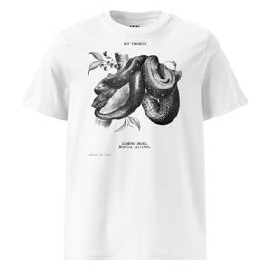 Peut inclure: T-shirt blanc avec une illustration en noir et blanc d'un serpent diamant, enroulé autour d'une branche. Le texte "NOT VENOMOUS" est au-dessus et "DIAMOND SNAKE, Morelia spilotes." en dessous, pour un design détaillé.