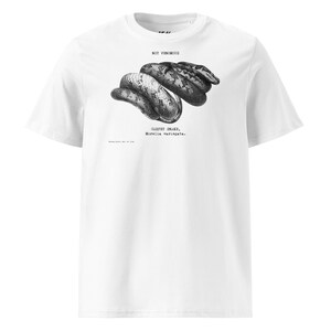 Peut inclure: T-shirt blanc avec une illustration en noir et blanc d'un serpent tapis. Le texte "NOT VENOMOUS" est au-dessus de l'image du serpent, avec "CARPET SNAKE, Morelia variegata." en dessous. Le t-shirt est en tissu doux et respirant.