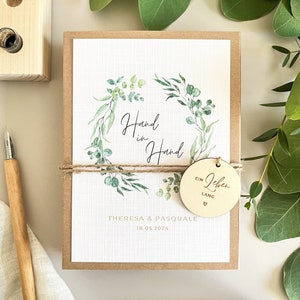 Personalisierte Geschenkschachtel als Geldgeschenk zur Hochzeit im Greenery Design mit Eukalyptus.Personalisiertes Hochzeitsgeschenk für das Brautpaar.Personalisiertes Geldgeschenk mit edler Leinenkarte mit Gravur der Namen und des Hochzeitsdatums.