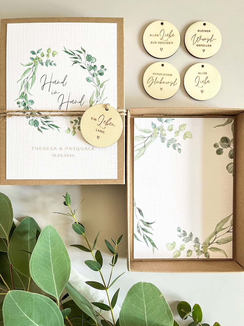 Personalisierte Geschenkschachtel als Geldgeschenk zur Hochzeit im Greenery Design mit Eukalyptus.Personalisiertes Hochzeitsgeschenk für das Brautpaar.Personalisiertes Geldgeschenk mit edler Leinenkarte mit Gravur der Namen und des Hochzeitsdatums.