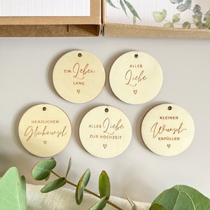 Personalisierte Geschenkschachtel als Geldgeschenk zur Hochzeit im Greenery Design mit Eukalyptus.Die Schachtel kann mit einem gelaserten Holzanhänger erworben werden. Eine passende Jute Schnur ist im Lieferumfang enthalten.