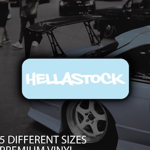 Könnte beinhalten: Ein blaues Auto mit einem schwarzen Spoiler und einem weißen "HELLASTOCK" Aufkleber auf der Rückseite. Das Auto hat eine weiße Felge und der Text "5 DIFFERENT SIZES PREMIUM VINYL" befindet sich am unteren Rand des Bildes.