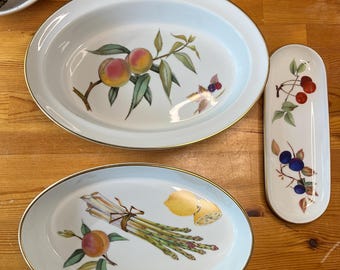 Royal Worcester Porcelain ’Evesham Gold’ Serving Dishes of Various Sizes (x3)