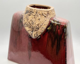 Vase oriental en forme de vêtement