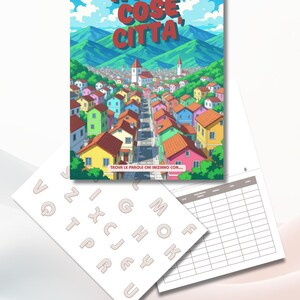 Può includere: Un colorato gioco da tavolo intitolato "NOMI COSE CITTA" con un'illustrazione della città, accompagnato da ritagli di lettere e un foglio segnapunti. Il gioco presenta un vivace paesaggio urbano con montagne e nuvole. Il testo "DIGITAL DOWNLOAD" è visibile.