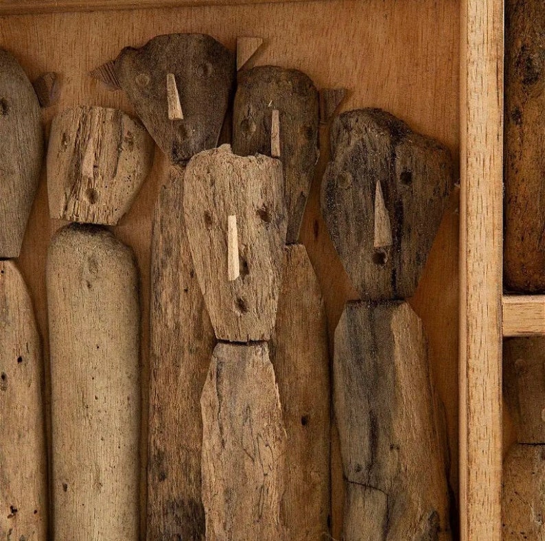 Wandkunst-Skulptur, 40 Naturholz, Kunstobjekt Menschen in verschiedenen Häusern für die Wanddekoration, handgeschnitztes Kunstobjekt im Boho-Design Kunstobjekt Bild 6