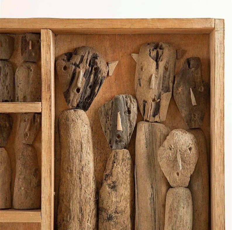 Wandkunst-Skulptur, 40 Naturholz, Kunstobjekt Menschen in verschiedenen Häusern für die Wanddekoration, handgeschnitztes Kunstobjekt im Boho-Design Kunstobjekt Bild 5