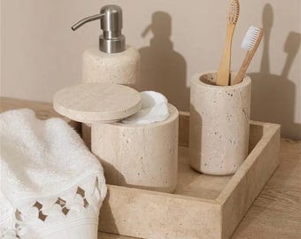 Juego de baño LUNIS Travertino: Dispensador de jabón recargable de 237 ml, jabonera, portacepillos de dientes y tarro con bandeja de tocador - Piedra de mármol