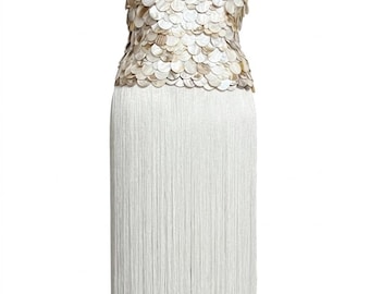 Vestido longo feminino branco de cetim com franjas e detalhes de conchas