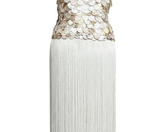 Vestido largo de satén blanco con flecos y adornos de conchas para mujer