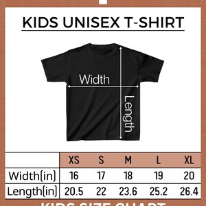 Op de afbeelding: Kinder unisex t-shirt maattabel met breedte- en lengtemaat in inches voor maten XS, S, M, L en XL.