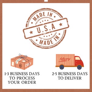 Op de afbeelding: Een bruine rubberen stempel met de tekst "MADE IN * U.S.A * MADE IN" in een cirkel. Een bruine doos met een blauw lint en een rode vrachtwagen met het woord "delivery" erop. De tekst "1-3 BUSINESS DAYS TO PROCESS YOUR ORDER" staat onder de doos en de tekst "2-5 BUSINESS DAYS TO DELIVER" staat onder de vrachtwagen.
