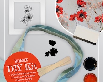 Può includere: Kit fai-da-te per la serigrafia con due stencil Cosmea, una borsa di tela blu chiaro, due flaconi di vernice da 50 ml e un set di base di forniture. Il kit include un applicatore in legno, un tampone d'inchiostro nero e un tampone d'inchiostro rosso.