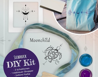 Può includere: Un kit fai-da-te per la serigrafia di una borsa tote con un design di luna e tartaruga. Il kit include tre stencil, una borsa tote blu chiaro, due flaconi di vernice da 50 ml e un set di base di forniture. La borsa tote è mostrata con il design già stampato.