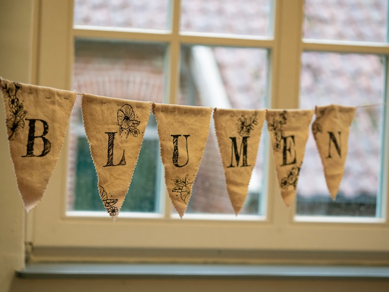 Du möchtest dein eigenes Motiv, deine Zeichnung, dein Logo, Name oder einen Schriftzug auf Textil drucken ? Dann sind unsere individuell für dich gefertigten Schablonen eine gute Wahl.