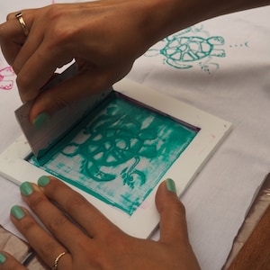 Du möchtest dein eigenes Motiv, deine Zeichnung, dein Logo, Name oder einen Schriftzug auf Textil drucken ? Dann sind unsere individuell für dich gefertigten Schablonen eine gute Wahl.