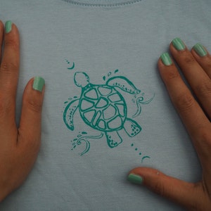 Du möchtest dein eigenes Motiv, deine Zeichnung, dein Logo, Name oder einen Schriftzug auf Textil drucken ? Dann sind unsere individuell für dich gefertigten Schablonen eine gute Wahl.