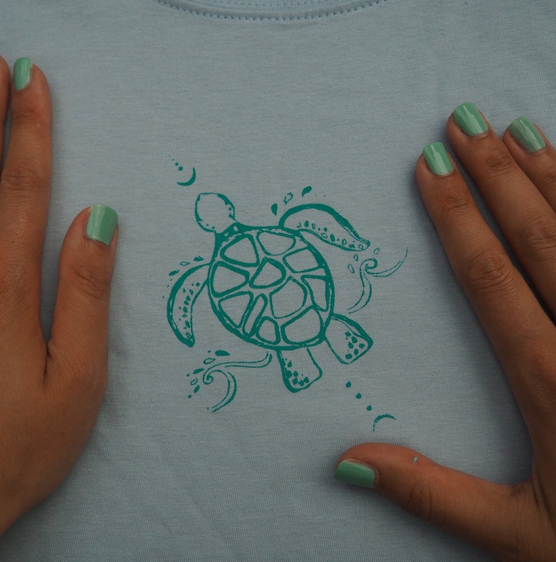 Du möchtest dein eigenes Motiv, deine Zeichnung, dein Logo, Name oder einen Schriftzug auf Textil drucken ? Dann sind unsere individuell für dich gefertigten Schablonen eine gute Wahl.