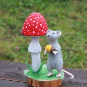 Topo infeltrito ad ago con scultura di funghi velenosi, animale infeltrito ad ago, ornamento di funghi velenosi, decorazione per la casa di funghi velenosi
