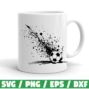 Peut inclure: Mug en c&eacute;ramique blanche avec un motif de ballon de football noir et blanc et un effet d'&eacute;claboussure. La tasse a une anse incurv&eacute;e et une forme cylindrique. Le bas de l'image contient le texte "SVG / PNG / EPS / DXF".