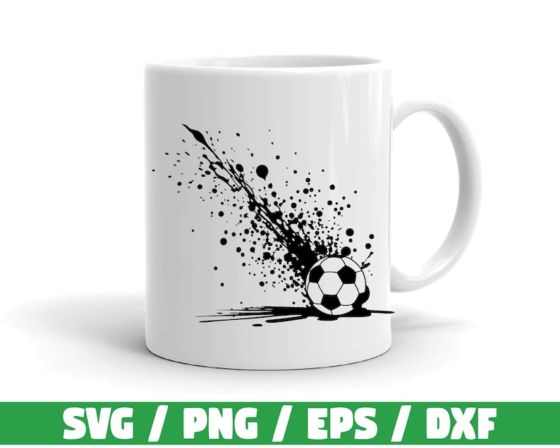 Peut inclure: Mug en c&eacute;ramique blanche avec un motif de ballon de football noir et blanc et un effet d'&eacute;claboussure. La tasse a une anse incurv&eacute;e et une forme cylindrique. Le bas de l'image contient le texte "SVG / PNG / EPS / DXF".