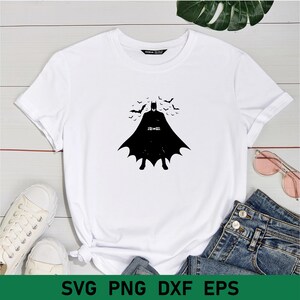 K&ouml;nnte beinhalten: Wei&szlig;es T-Shirt mit einer schwarzen Silhouette von Batman in einem Umhang mit Flederm&auml;usen, die um ihn herum fliegen.